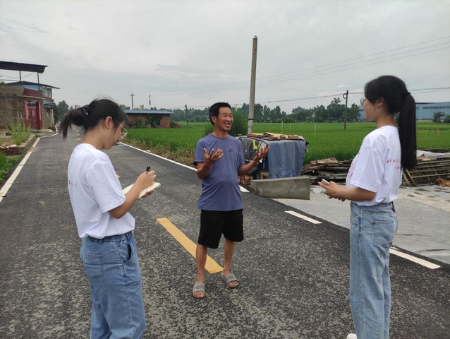 与村民交流乡村振兴